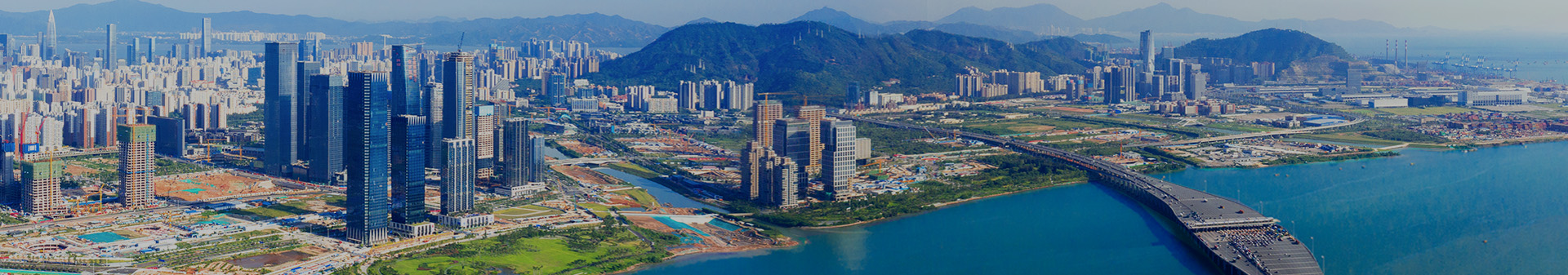 建設(shè)深圳特區(qū)中的“特區(qū)”:前海蛇口自貿(mào)區(qū)、深港合作區(qū)、前海保稅區(qū)、三區(qū)合一，優(yōu)勢(shì)疊加